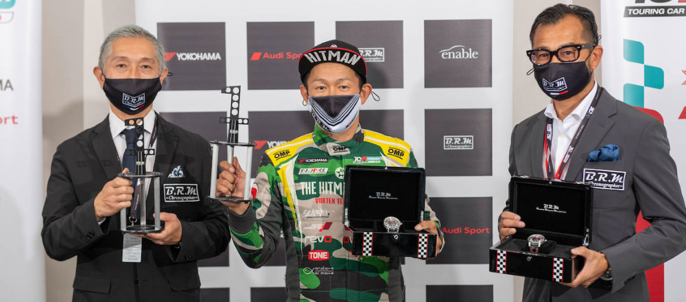 You are currently viewing 「2021 TCR Japan 年間表彰式」にてHIROBON選手（サタデーシリーズ・サンデーシリーズチャンピオン）にB.R.M製腕時計を贈呈
