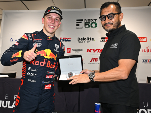 Read more about the article BRM WINNER’S AWARD 2023 SUPER FORMULA Rd.6：リアム・ローソン選手に贈呈