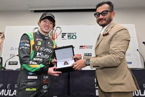 Read more about the article BRM SERIES CHAMPION AWARD 宮⽥莉朋選手（VANTELIN TEAM TOMʼS）に贈呈